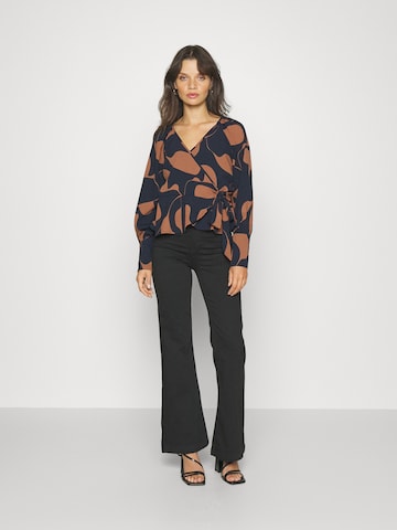 Vero Moda Petite Μπλούζα 'VMLYDIA' σε μπλε