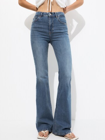Pull&Bear Flared Jeans in Blau