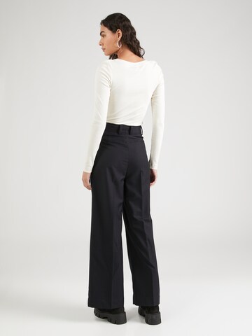 Wemoto Wide leg Pleat-Front Pants in Blue