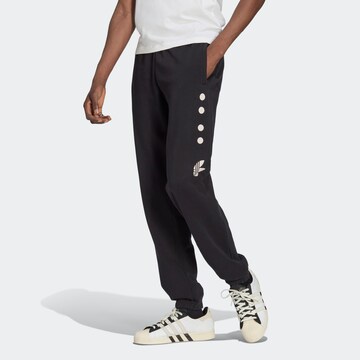 Tapered Pantaloni 'Reclaim Logo' de la ADIDAS ORIGINALS pe negru: față