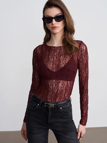 T-shirt Dilvin en rouge : devant