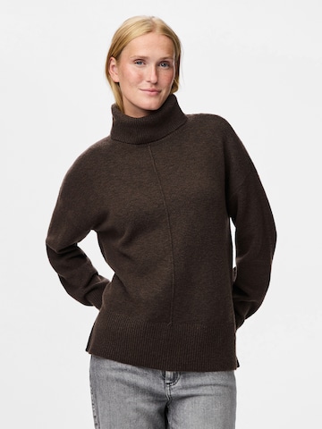 Pull-over 'PCMALOU' PIECES en marron : devant