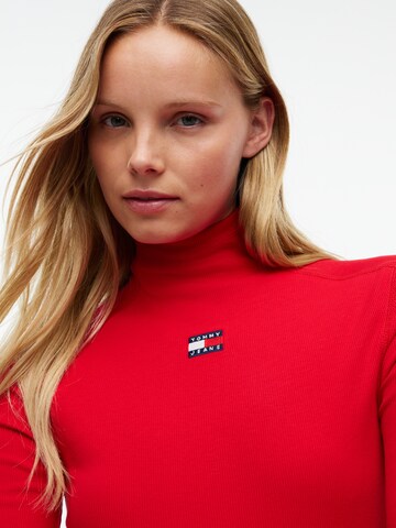 Tricou de la Tommy Jeans pe roșu