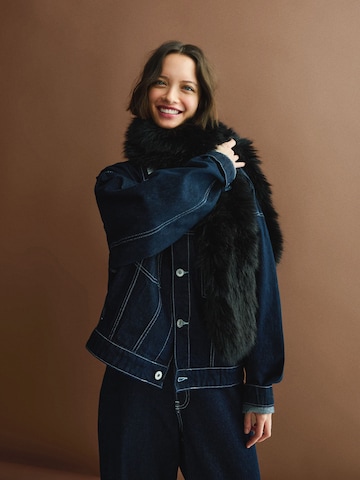 Bershka Schal in Schwarz