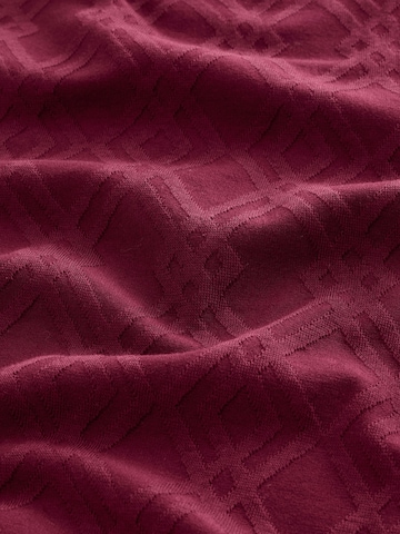 Next Shirt in Red