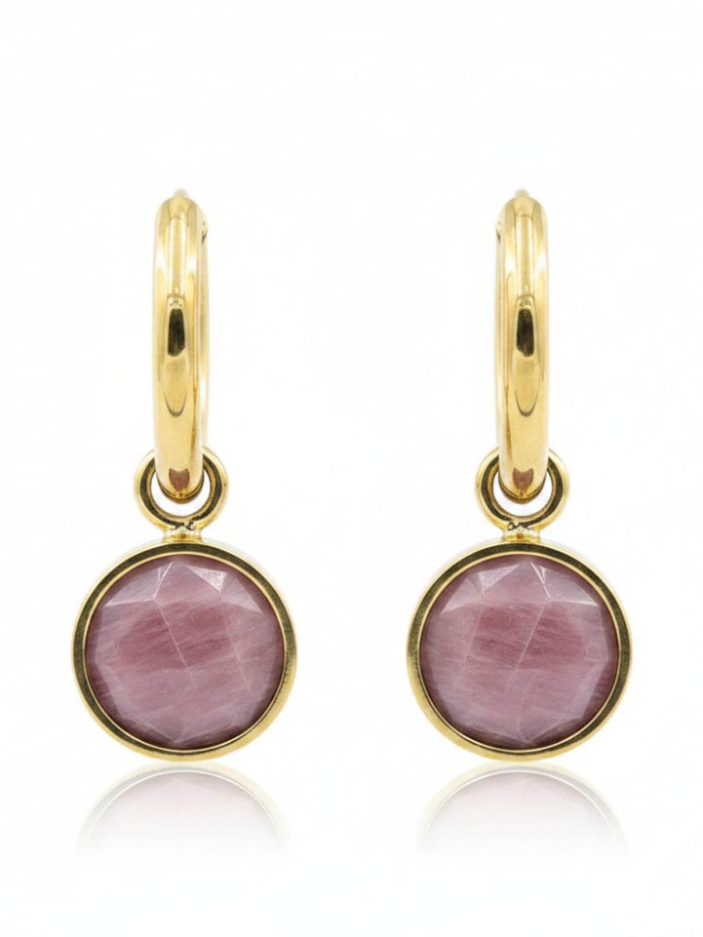 Sergio Engel Earrings 'Beach Ohrringe 01 Kleine vergoldete Edelstahl-Hoops mit Natursteinanhänger' in Red: front