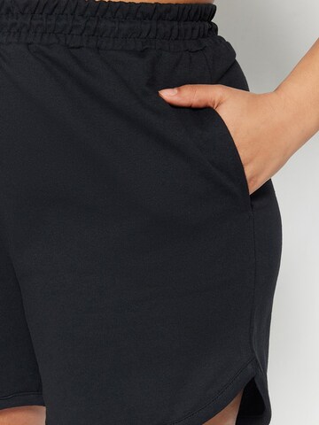 Regular Pantalon Trendyol Curve en noir