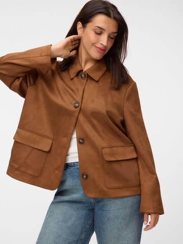 Vero Moda Curve - Chaqueta de entretiempo 'VMCjose' en marrón: frente