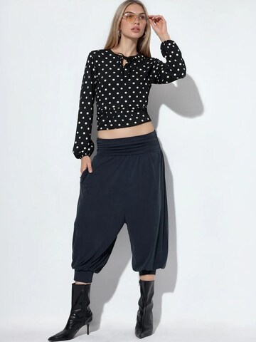 Loosefit Pantaloni modello harem di Busem in grigio