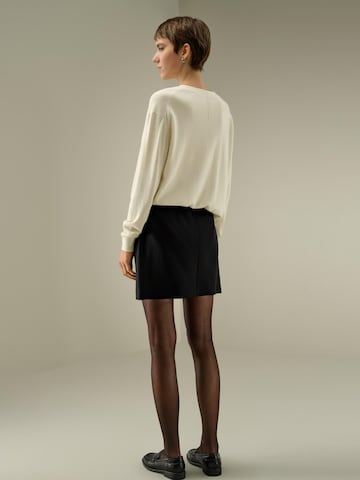 Lilysilk - Jersey 'Baby-Kaschmir Pullover mit V-Ausschnitt' en blanco