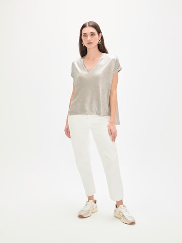 Tricou de la Lola Casademunt pe gri