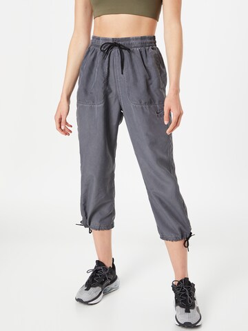 Loosefit Pantalon de sport NIKE en gris : devant