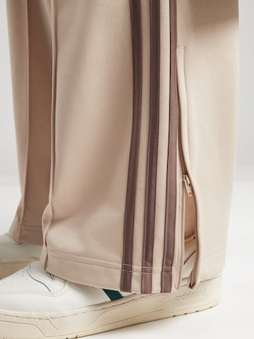 ADIDAS ORIGINALS Loosefit Ráncos nadrág 'Firebird' - bézs