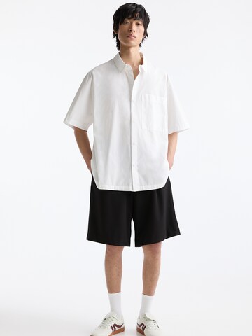 Pull&Bear Comfort Fit Skjorte i hvid