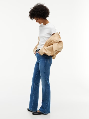 Tommy Jeans Bootcut Džíny 'SYLVIA' – modrá