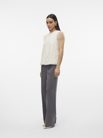 Loosefit Pantalon à plis 'BEATE' VERO MODA en gris