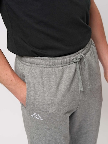 Effilé Pantalon 'Caseri' KAPPA en gris