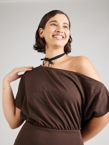 Trendyol Curve Kleid in Braun