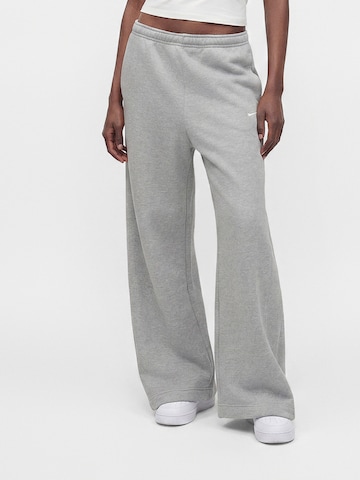 Nike Sportswear Wide leg Παντελόνι 'Studio' σε γκρι: μπροστά