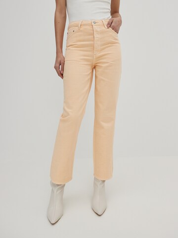 regular Jeans 'Simea' di EDITED in arancione: frontale