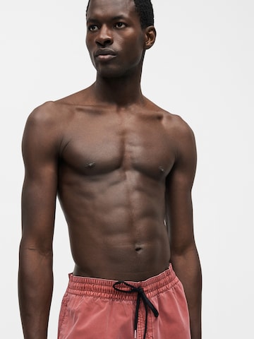 Șorturi de baie 'CENTER 17' de la Volcom pe roșu