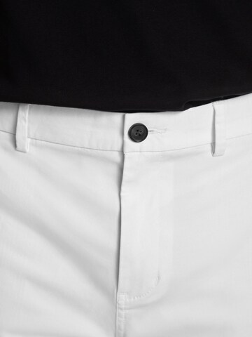 Next - regular Pantalón chino en blanco