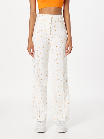 Monki Pleated Pants 'Stacy' in White: front