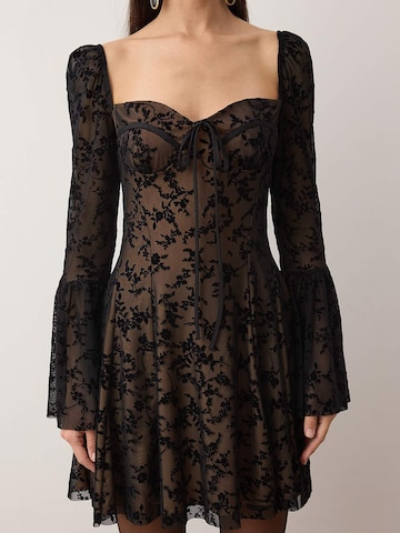 Trendyol Koktejlové šaty – černá