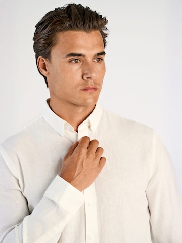 Coupe regular Chemise Lindbergh en blanc