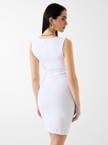 Rochie de la GUESS pe alb