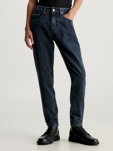 Calvin Klein Jeans Tapered Jeans in Blauw: voorkant