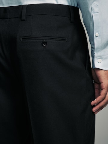 Coupe slim Pantalon à plis Next en noir