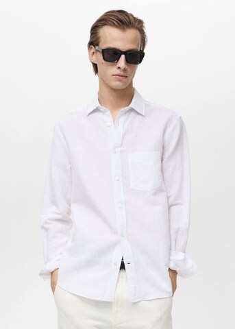 MANGO MAN Regular fit Button Up Shirt 'Avispa' in White: front