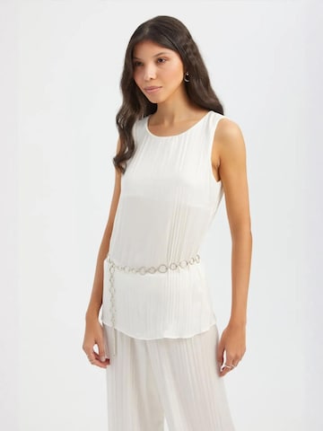 Haut Hiccup en blanc