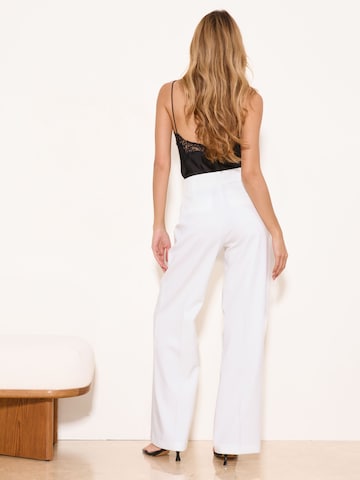 Lipsy Широкий Плиссированные брюки в Белый