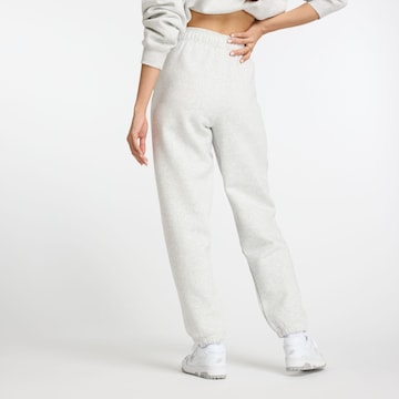 new balance - Tapered Calças 'Sport Essentials Fleece Jogger' em cinzento