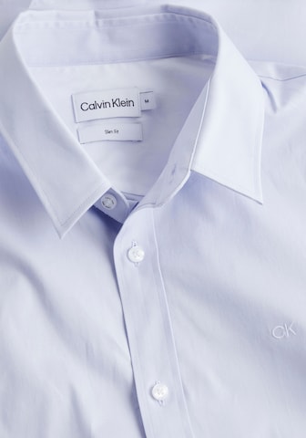 Calvin Klein جينز ضيق الخصر والسيقان قميص بلون أزرق