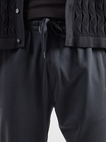 HOLLISTERTapered Hlače - crna boja