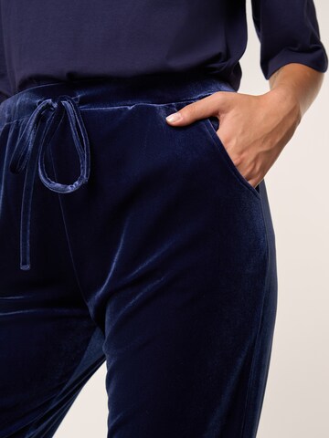 Slimfit Pantaloni 'Jule' di ABOUT YOU x Laura Giurcanu in blu