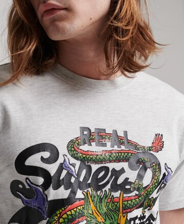 Superdry T-Shirt 'Narrative' in Grau