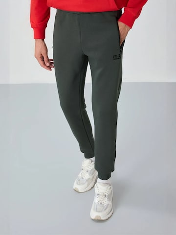 Regular Pantalon de sport Tommy Life en gris : devant