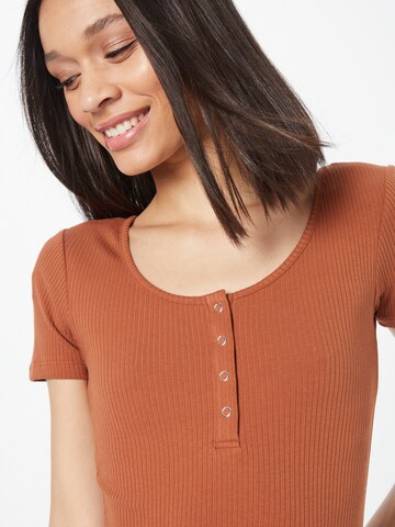 PIECES - Camiseta 'Kitte' en marrón