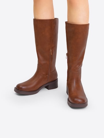 Dream Pairs Boots in Brown