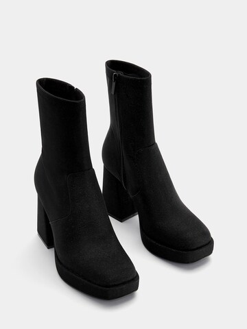 Botine de la Pull&Bear pe negru