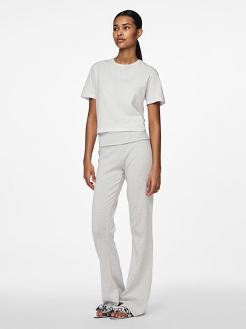 évasé Pantalon 'PCGEORGINA' PIECES en gris
