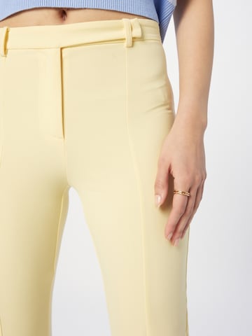 Coupe slim Pantalon à plis PATRIZIA PEPE en jaune