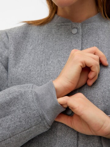 Veste mi-saison 'CHLOE' VERO MODA en gris