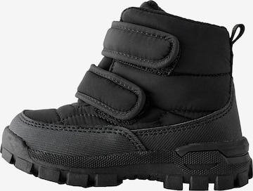 Next Saappaat värissä musta: etupuoli