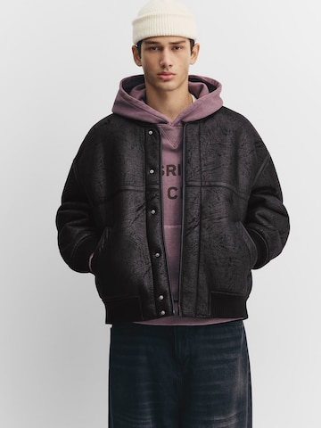 Pull&Bear Přechodná bunda – černá: přední strana