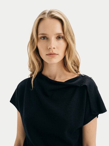 GOBI Cashmere Top in Black: front